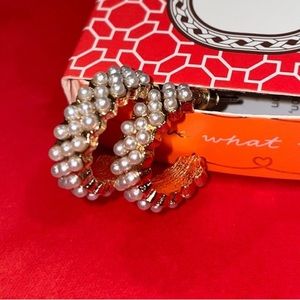 Target costume pearl earrings. Gold small hoops. Dainty& classy. Brand new🤍💛